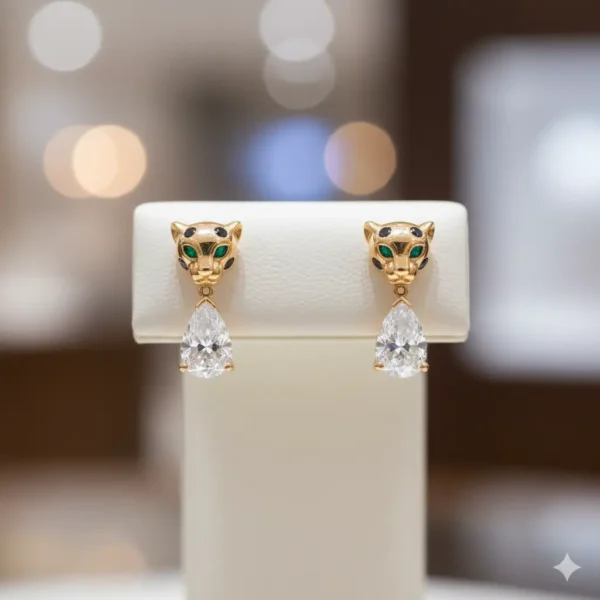 Elegantes y luminosos, estos pendientes combinan oro de alta calidad con cristales brillantes para aportar un toque sofisticado a cualquier look. Ligeros, versátiles y perfectos para cualquier ocasión.